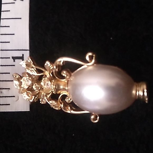 Gold tone faux pearl urn vase style brooch with rhinestones - Picture 2 of 5